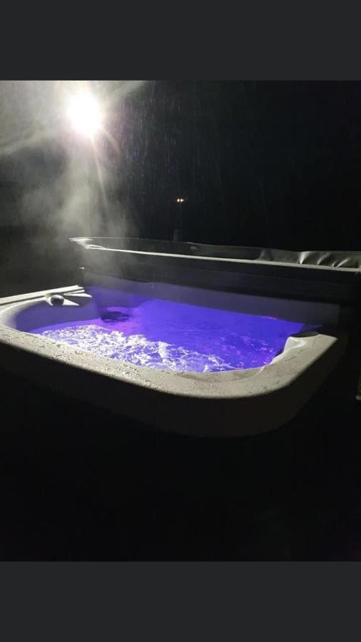 Robins Nest Glamping Pod With Hot Tub Hotell Keith Eksteriør bilde